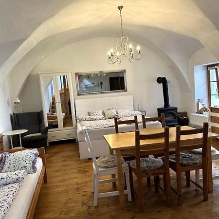 Penzion A Hospoda Na Statku Hluboká nad Vltavou Extérieur photo
